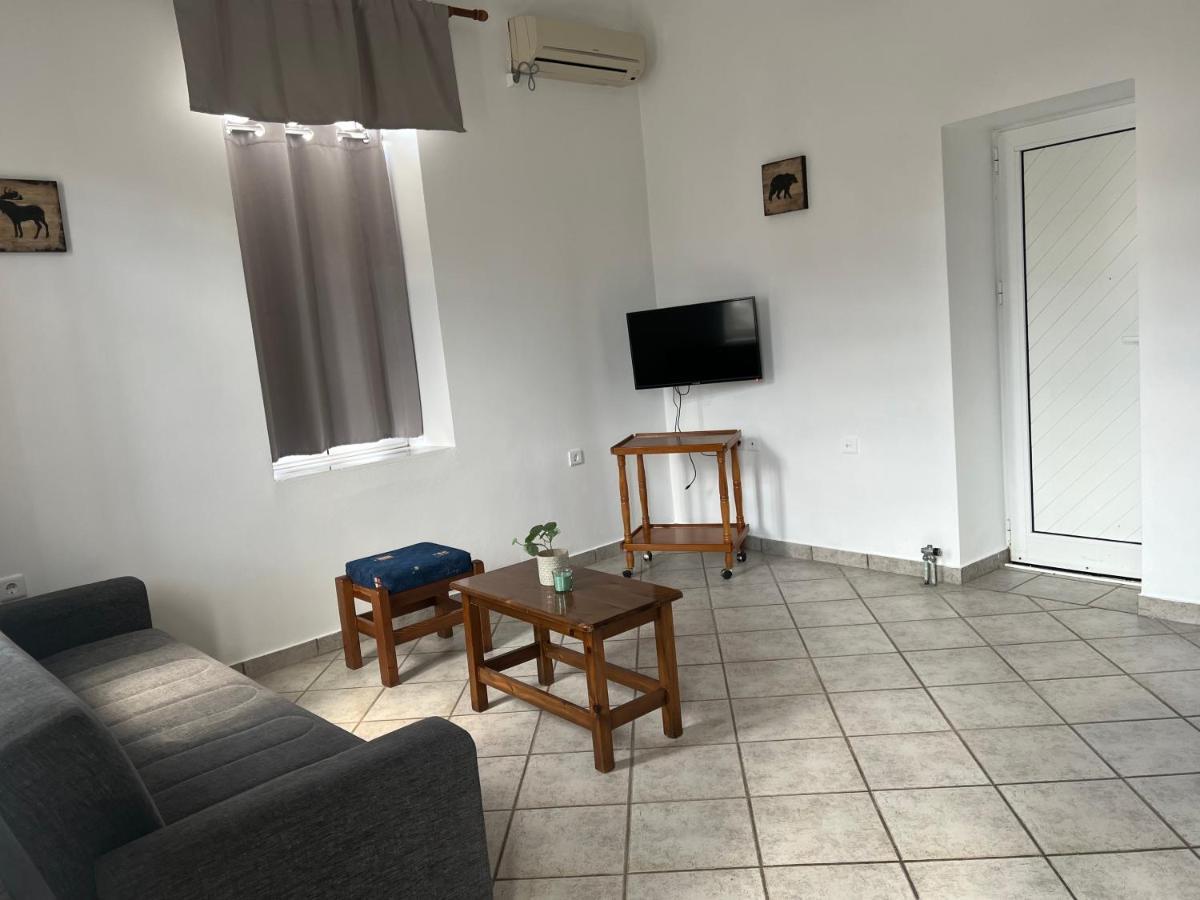 Athina Rooms Karvounades Екстериор снимка