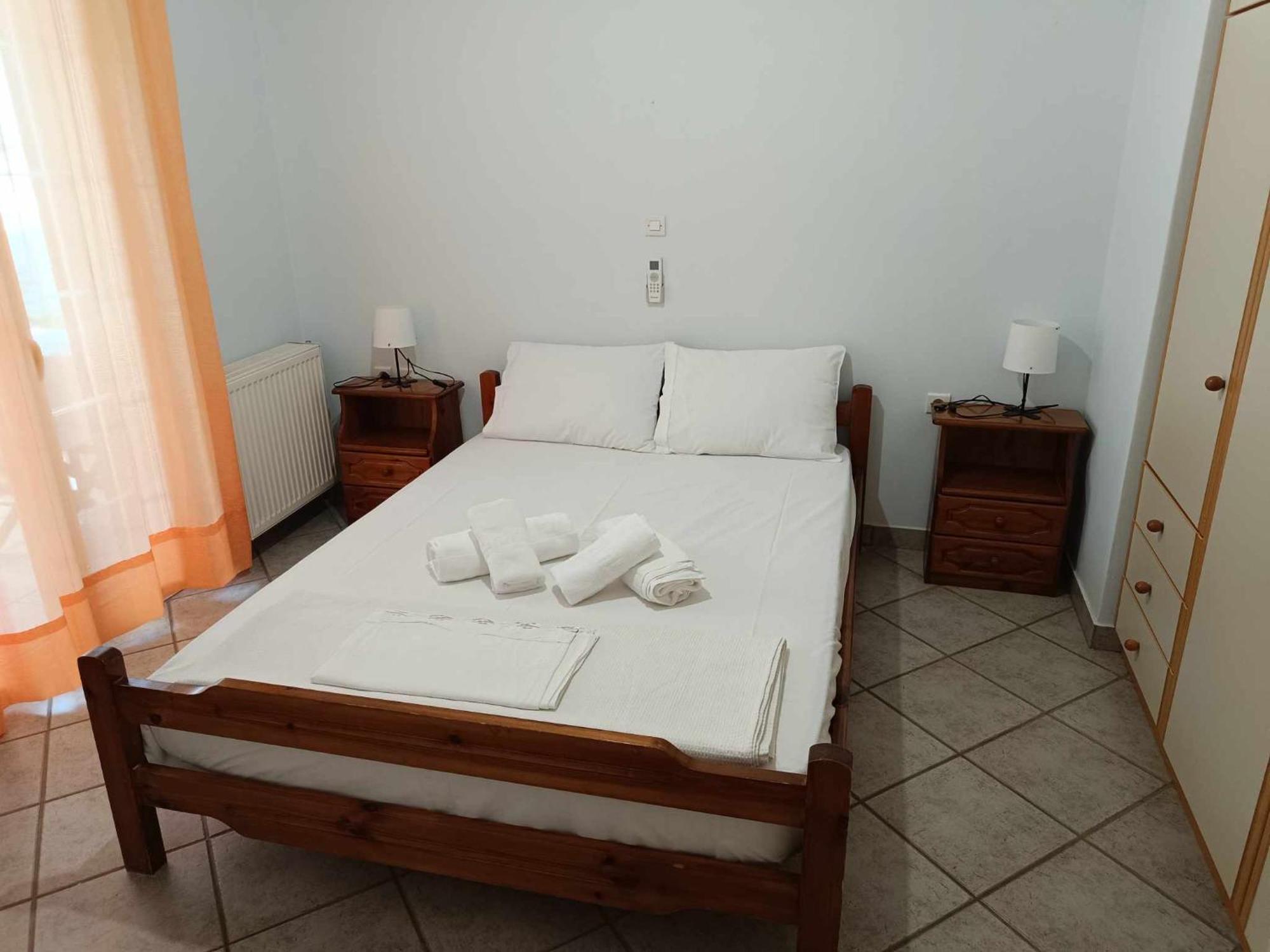 Athina Rooms Karvounades Екстериор снимка